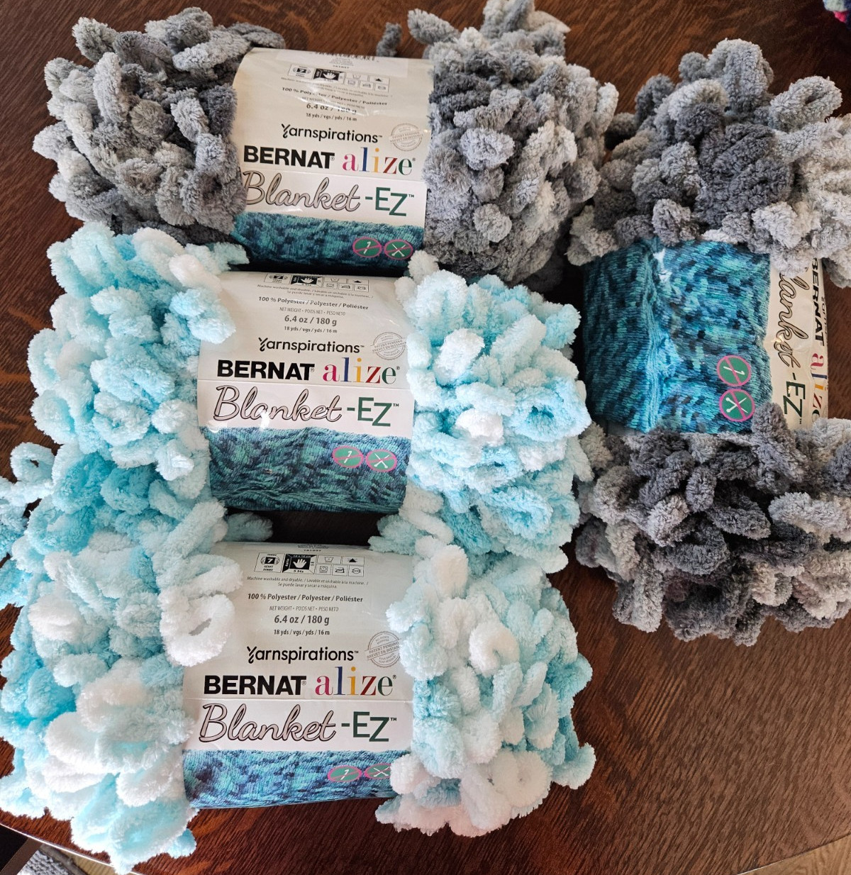 Lot of 4 Bernat alize Blanet-EZ 6.4 oz Skeins 100% Polyester Loop yarn 2 colors