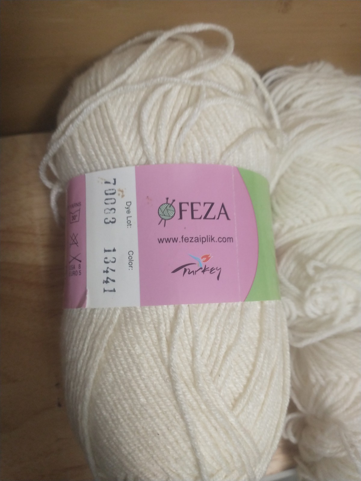 Lot of 4 rolls yarn 1 Feza off white BABY 3 white unbranded rolls please read